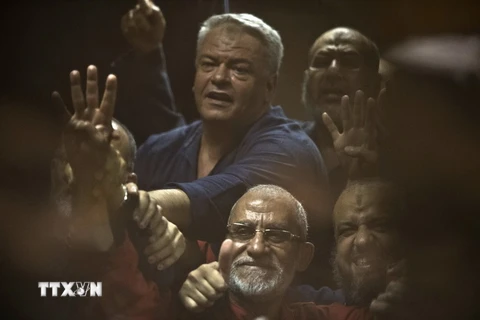 Ông Mohamed Badie (giữa, phía dưới) tại phiên tòa ở Cairo, Ai Cập ngày 16/6/2015. (Ảnh: AFP/TTXVN)