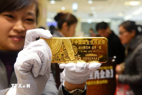 Vàng được bán tại một cửa hàng ở Bắc Kinh, Trung Quốc. (Ảnh: AFP/TTXVN)