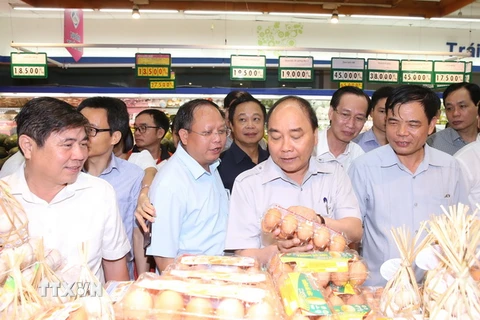 Thủ tướng Nguyễn Xuân Phúc thăm và kiểm tra tại siêu thị Coopmart, quận 11. (Ảnh: Thống Nhất/TTXVN)