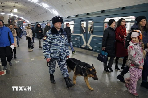 Cảnh sát Nga thắt chặt an ninh tại nhà ga tàu điện ngầm ở thủ đô Moskva. (Ảnh: EPA/TTXVN)
