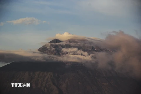 Núi lửa Agung trên đảo Bali phun tro bụi ngày 26/9 vừa qua. (Ảnh: THX/TTXVN)