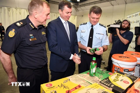 Bộ trưởng Tư pháp Australia Michael Keenan (giữa) kiểm tra số tiền chất điều chế ma túy đá vừa được cảnh sát Australia thu giữ tại Sydney ngày 6/10. (Ảnh: AFP/TTXVN)