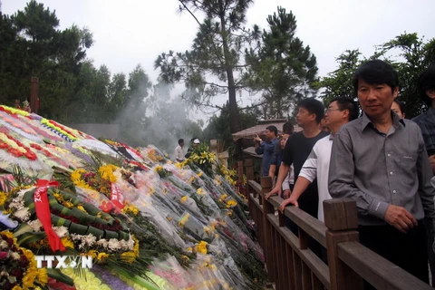 Hàng chục nghìn du khách viếng thăm khu mộ Đại tướng Võ Nguyên Giáp. (Ảnh: Văn Đạt/TTXVN)