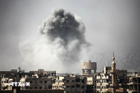 Khói bốc lên sau các cuôc không kích ở phía đông thủ đô Damascus ngày 2/10 vừa qua. (Ảnh: AFP/TTXVN)