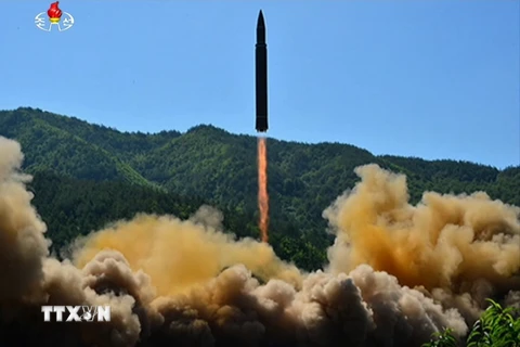 Tên lửa đạn đạo liên lục địa Hwasong-14 của Triều Tiên được phóng tại một địa điểm bí mật ở Triều Tiên. (Ảnh: Yonhap/TTXVN)