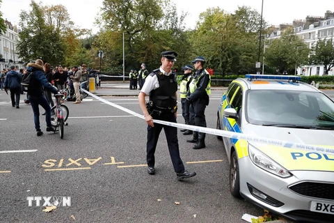 Cảnh sát phong tỏa hiện trường vụ xe lao vào người đi bộ bên ngoài Bảo tàng ở Nam Kensington. (Ảnh: AFP/TTXVN)