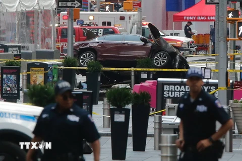 Cảnh sát phong tỏa hiện trường vụ xe điên lao vào đám đông ở Quảng trường Thời đại, thành phố New York ngày 18/5 vừa qua. (Ảnh: AFP/TTXVN)