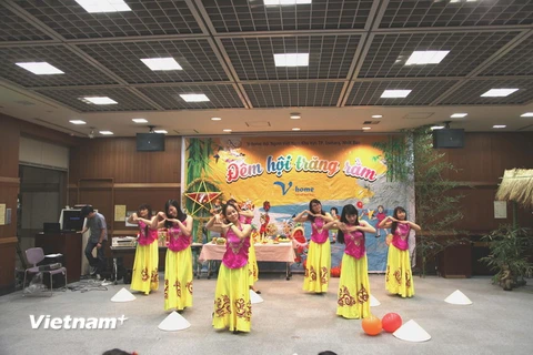 Tiết mục múa Khúc Nguyệt Cầm của các thiếu nữ Việt Nam tại Isehara. (Ảnh: Cẩm Tuyến/Vietnam+)
