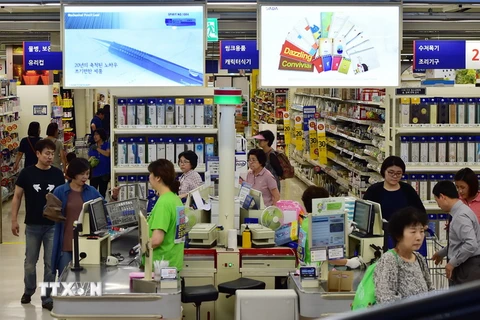 Khách hàng mua sắm tại một cửa hàng bán lẻ ở Seoul. (Ảnh: AFP/TTXVN)
