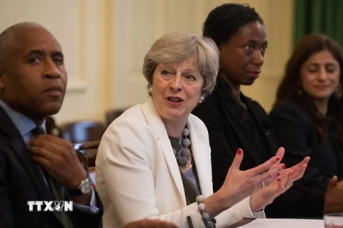 Thủ tướng Anh Theresa May - thứ 2 bên trái - tại cuộc họp nội các ở London ngày 10/10. (Ảnh: AFP/TTXVN)