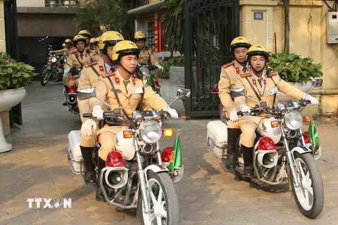 Lực lượng cảnh sát giao thông ra quân. (Ảnh: Doãn Tấn/TTXVN)