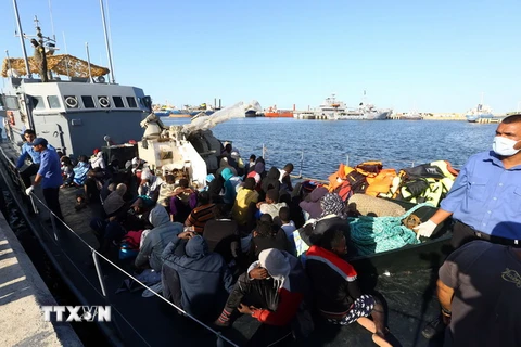  Người di cư được giải cứu về tới căn cứ hải quân ở Tripoli, Libya ngày 17/10. (Ảnh: AFP/TTXVN)