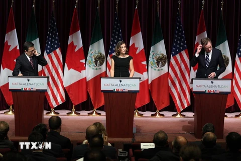 Ngoại trưởng Canada Chrystia Freeland (giữa), Bộ trưởng Kinh tế Mexico Ildefonso Guajardo Villarreal (trái) và Đại diện thương mại Mỹ Robert E. Lighthizer tại vòng đàm phán NAFTA ở Ottawa, Ontario (Canada) ngày 27/9 vừa qua. (Ảnh: AFP/TTXVN)