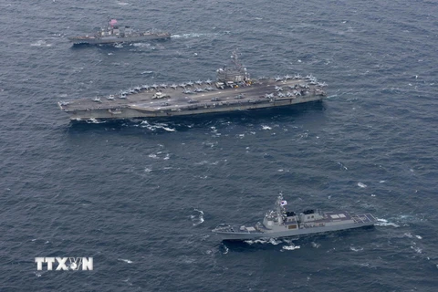  Tàu sân bay USS Ronald Reagan (giữa) tham gia cuộc tập trận chung Hàn Quốc-Mỹ ngày 18/10. (Ảnh: Yonhap/TTXVN)
