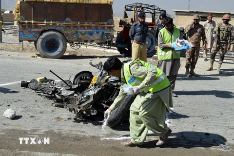 Lực lượng an ninh Pakistan điều tra tại hiện trường vụ đánh bom ở Quetta ngày 18/10 vừa qua. (Ảnh: THX/TTXVN) 