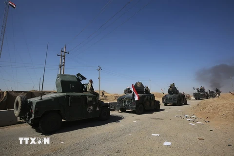 Lực lượng Chính phủ Iraq tiến vào giếng dầu Bai Hassan ở phía tây thành phố Kirkuk ngày 17/10 vừa qua. (Ảnh: AFP/TTXVN)