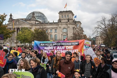  Người dân tuần hành tại Berlin phản đối sự hiện diện của AfD tại Quốc hội liên bang Đức ngày 22/10. (Ảnh: AFP/TTXVN)