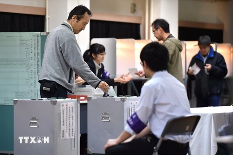 Cử tri bỏ phiếu tại điểm bầu cử ở Tokyo, Nhật Bản ngày 22/10. (Ảnh: AFP/TTXVN)