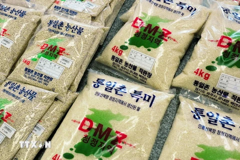 Các bao gạo được bày bán gần Musan, Hàn Quốc. (Ảnh: AFP/TTXVN)