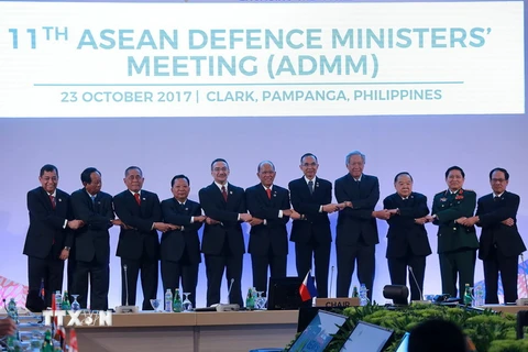 Đại tướng Ngô Xuân Lịch (thứ 2, phải), Ủy viên Bộ Chính trị, Phó Bí thư Quân ủy Trung ương, Bộ trưởng Bộ Quốc phòng chụp ảnh chung cùng Bộ trưởng Quốc phòng các nước ASEAN tại hội nghị. (Ảnh: THX/TTXVN)