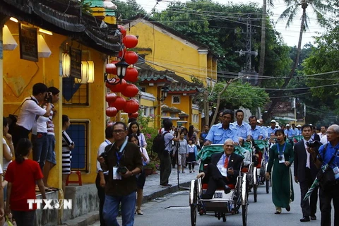 Trước thềm Hội nghị Bộ trưởng Tài chính APEC, chiều 20/10 vừa qua, tại thành phố Hội An, tỉnh Quảng Nam, Chủ tịch APEC FMM và Bộ trưởng, trưởng đoàn các nền kinh tế thành viên APEC thăm quan phố cổ Hội An. (Ảnh: An Đăng/TTXVN)