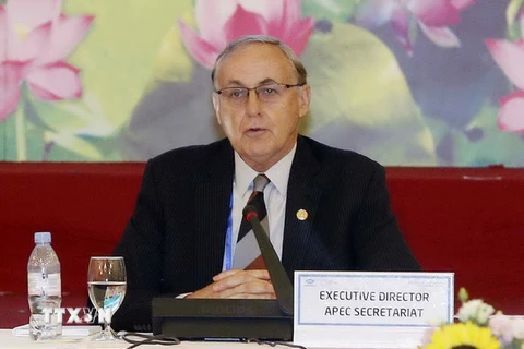 Giám đốc điều hành Ban thư ký APEC, tiến sỹ Alan Bollard phát biểu tại cuộc đối thoại. (Ảnh: Văn Điệp/TTXVN)
