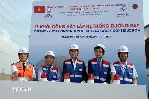 Các đại biểu thực hiện nghi thức khởi công xây lắp hệ thống ray trên tuyến Metro số 1 Bến Thành-Suối Tiên. (Ảnh: Mạnh Linh/TTXVN)
