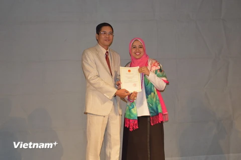 Đại sứ Việt Nam tại Ai Cập Đỗ Hoàng Long trao giấy khen cho nghệ sỹ Nhà hát múa rối Cairo May Mohab. (Ảnh: Nguyễn Tùng/VietnamPlus)