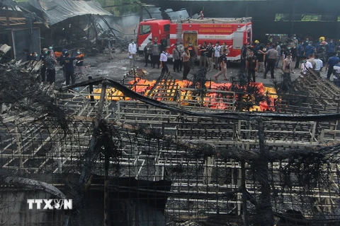 Cảnh sát Indonesia điều tra tại hiện trường vụ nổ. (Ảnh: AFP/TTXVN)