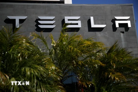 Biểu tượng Tesla tại trung tâm dịch vụ ở Los Angeles, California, Mỹ. (Ảnh: AFP/TTXVN)