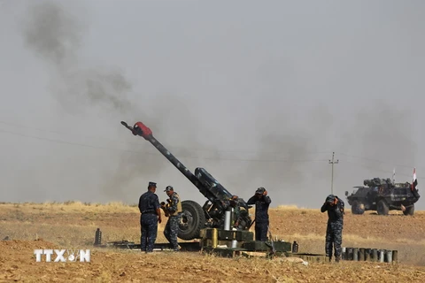 Lực lượng Chính phủ Iraq nã đạn pháo vào các mục tiêu của dân quân người Kurd ở Faysh Khabur thuộc Khu tự trị người Kurd ngày 26/10 vừa qua. (Ảnh: AFP/TTXVN)