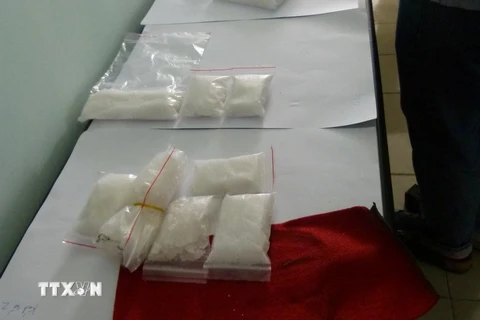 Tang vật thu được trong một vụ án mua bán, tàng trữ ma túy bị lực lượng chức năng bắt giữ. (Ảnh: Nguyễn Thành/TTXVN)