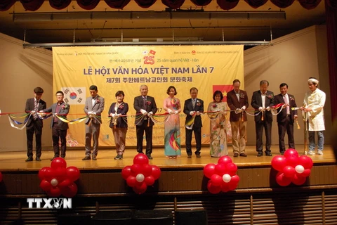 Lễ cắt băng khai mạc Lễ hội Văn hóa Việt Nam lần thứ bảy. (Ảnh: Vũ Toàn/TTXVN)