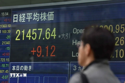 Bảng tỷ giá chứng khoán tại Sàn giao dịch chứng khoán Tokyo, Nhật Bản ngày 20/10 vừa qua. (Ảnh: AFP/TTXVN)