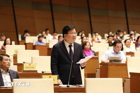  Phó Thủ tướng Trịnh Đình Dũng tiếp thu, giải trình những vấn đề đại biểu Quốc hội nêu. (Ảnh: Phương Hoa/TTXVN)