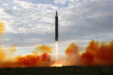 Tên lửa Hwasong-12 của Triều Tiên được phóng từ một địa điểm bí mật ngày 17/9 vừa qua. (Nguồn: Yonhap/TTXVN)