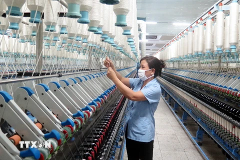 Dây chuyền sản xuất của Nhà máy Sợi thuộc Tổng Công ty Cổ phần Dệt may Nam Định. (Ảnh: Hiền Hạnh/TTXVN)