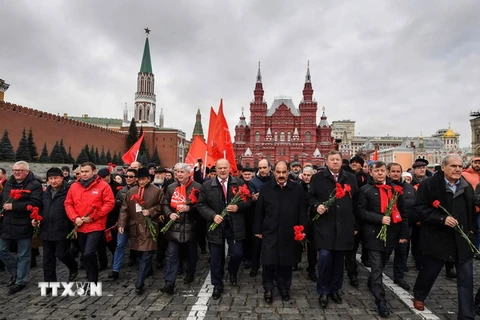Các thành viên Đảng Cộng sản Nga tại lễ kỷ niệm 100 năm Cách mạng Tháng Mười Nga ở thủ đô Moskva. (Ảnh: AFP/TTXVN)