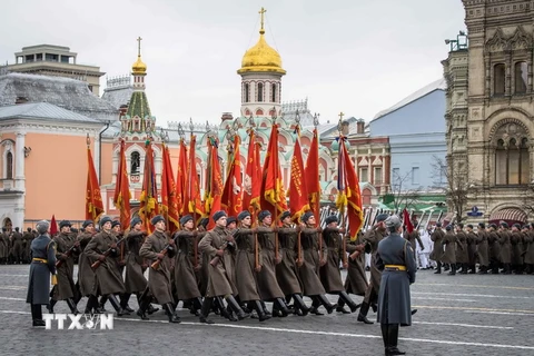 Binh sỹ Nga diễu binh kỷ niệm 76 năm cuộc duyệt binh lịch sử ngày 7/11/1941, tại Quảng trường Đỏ ở thủ đô Moskva Moskva ngày 7/11. (Ảnh: AFP/TTXVN)