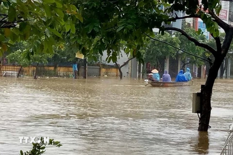 Người dân phải di chuyển bằng thuyền trên phố như đi trên sông ở Thừa Thiên - Huế. (Ảnh: Quốc Việt/TTXVN)