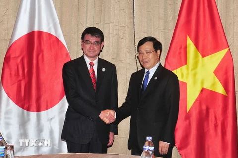 Phó Thủ tướng, Bộ trưởng Ngoại giao Phạm Bình Minh, Chủ tịch Ủy ban Quốc gia APEC 2017 tiếp Bộ trưởng Ngoại giao Nhật Bản Taro Kono. (Ảnh: TTXVN) 