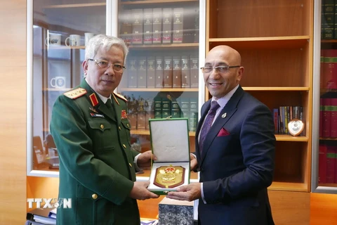 Thượng tướng Nguyễn Chí Vịnh gặp Bộ trưởng Quốc phòng New Zealand Hon Ron Mark. (Ảnh: Khánh Linh/Vietnam+)