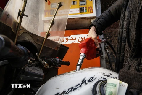 Tại một trạm bán xăng ở Tehran. (Ảnh: AFP/TTXVN)