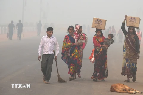 Khói bụi ô nhiễm bao phủ New Delhi, Ấn Độ ngày 9/11. (Ảnh: AFP/TTXVN)