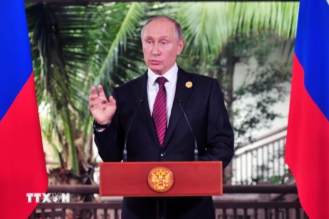 Tổng thống Nga Vladimir Putin tổ chức họp báo về kết quả của APEC 2017. (Ảnh: TTXVN)