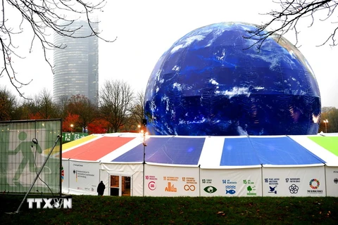 Mô hình Trái Đất được dựng lên tại công viên Rheinaue ở thành phố Bonn của Đức khi hội nghị COP23 đang diễn ra. (Ảnh: AFP/TTXVN)