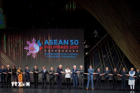 Thủ tướng Nguyễn Xuân Phúc chụp ảnh chung cùng lãnh đạo các nước ASEAN và đối tác tại một hội nghị. (Ảnh: AFP/TTXVN)