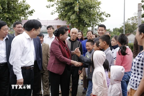Chủ tịch Quốc hội Nguyễn Thị Kim Ngân thăm hỏi người dân xóm Sen 3, xã Kim Liên, huyện Nam Đàn. (Ảnh: Bích Huệ/TTXVN)