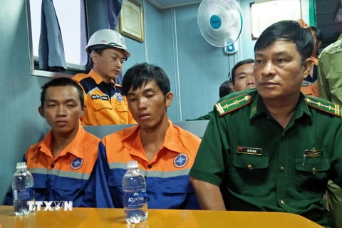 Bộ đội Biên phòng Đồn Phước Tỉnh, huyện Long Điền, đến tiếp nhận hai ngư dân. (Ảnh: Đoàn Mạnh Dương/TTXVN )