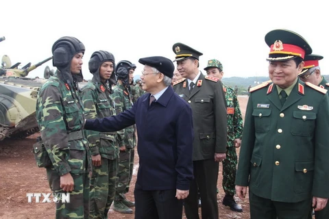 Tổng Bí thư Nguyễn Phú Trọng, Bí thư Quân ủy Trung ương với cán bộ, chiến sỹ tham gia huấn luyện, sẵn sàng chiến đấu. (Ảnh TTXVN phát)